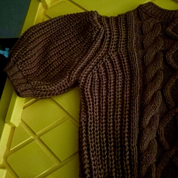 Mid Brown Chunky Cable Knit 🧶 Pull over Sweater w/Short Sleeves - Picture 5 of 6